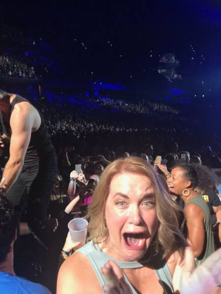 When Her Favorite Singer Touched Her Hand, This Woman Showed How Absolute Excitement Looks Like!