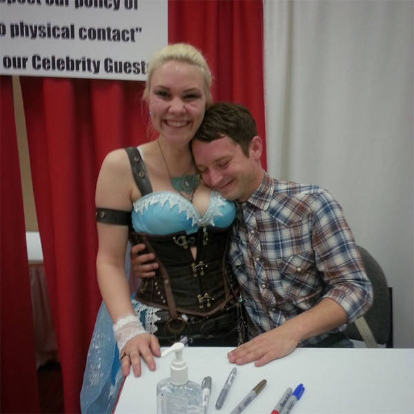 Elijah Wood Is The Genius Of Pics With Fans