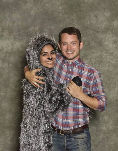 Elijah Wood Is The Genius Of Pics With Fans