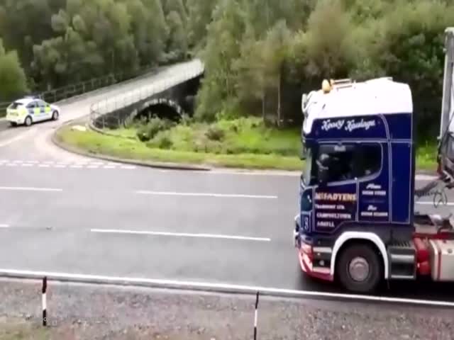 The Driver Of This 60-Meter Truck Has Some Kind Of Superpower To Turn Like This