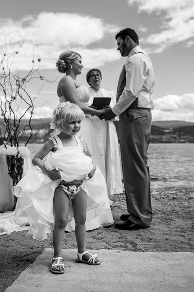 Hilarious Examples of Unexpected Wedding Photobombs