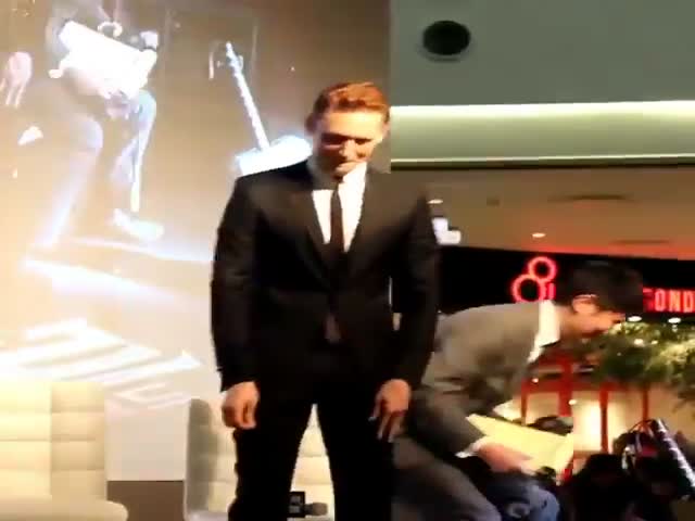 Tom Hiddleston Burns The Dancefloor In Korea