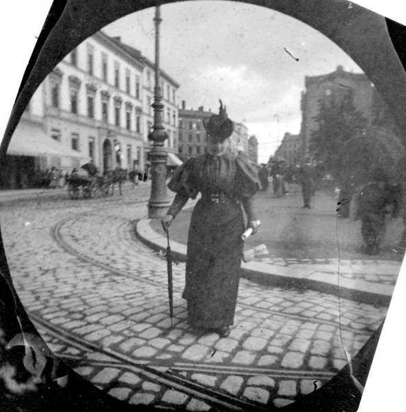 Paparazzi Photos From XIX Century Display A Whole Another Dimension Of Those Times