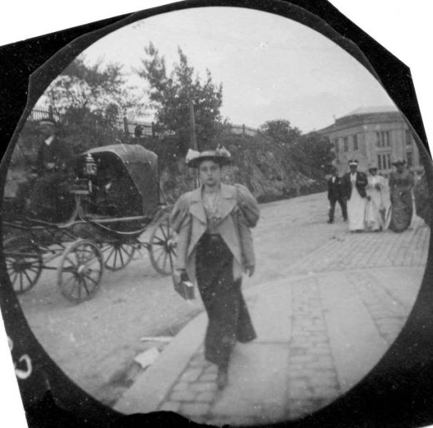 Paparazzi Photos From XIX Century Display A Whole Another Dimension Of Those Times