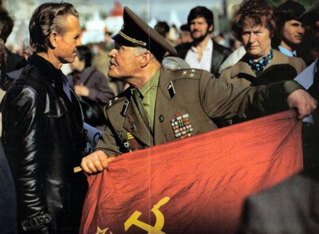 That’s What Photographer Jon Thompson Captured In 1990s USSR And Russia