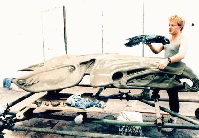 Behind-The-Scenes Photos From The Set Of “Aliens”