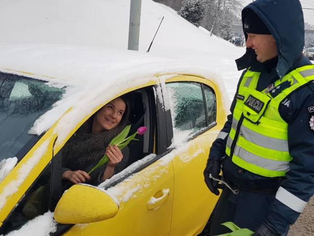 Lithuanian Cops Decided To Pull Over Every Female Driver On International Women’s Day, But Women Weren’t Even Angry