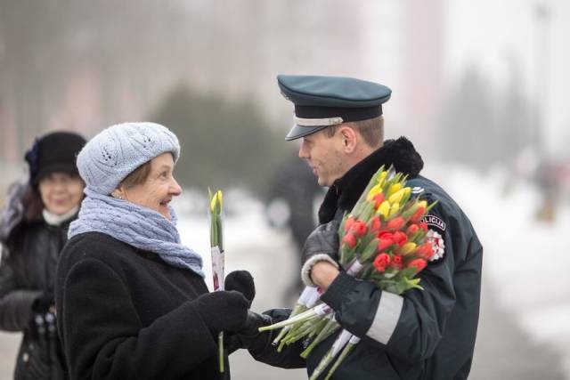 Lithuanian Cops Decided To Pull Over Every Female Driver On International Women’s Day, But Women Weren’t Even Angry