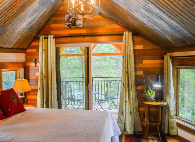 A Luxurious Treehouse For You To Leave The Civilisation Behind