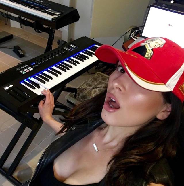 Lola Astanova Knows The Melody Of Men S Hearts 33 Pics