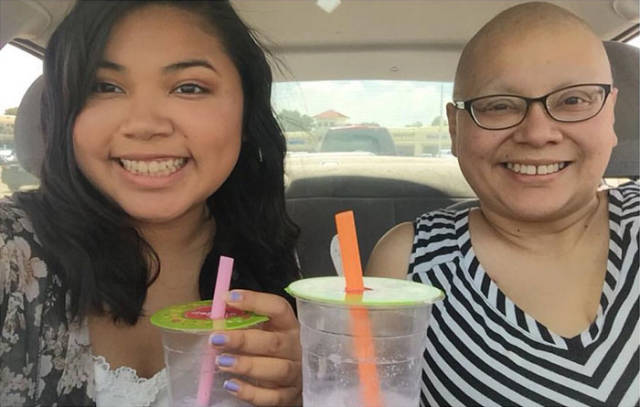 Girl Was Taking Photos With Her Mom Until This Last Very Emotional Photo