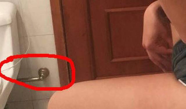 This Bathroom Selfie… Just Why?!