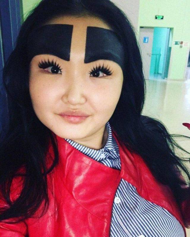 Russian Fashion Blogger And Her Crazy Eyebrows