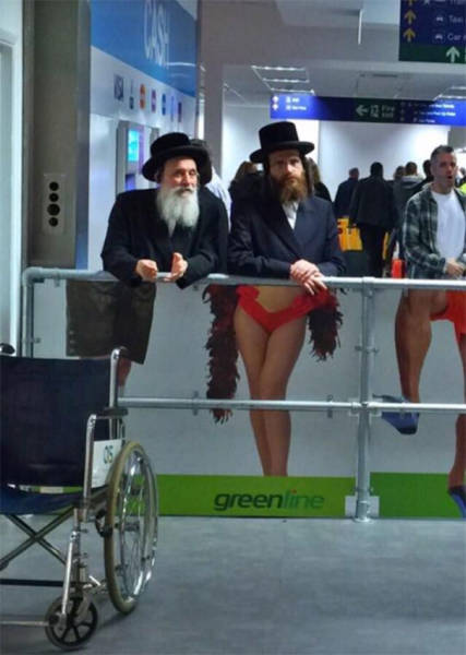 Some People Still Manage To Have Fun At The Airports
