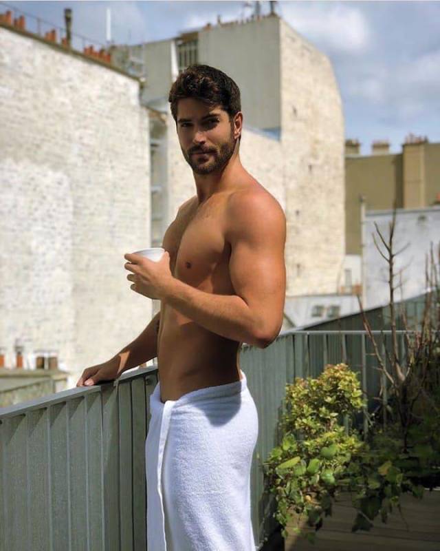 Sexy Men With Absolutely Mesmerizing Looks