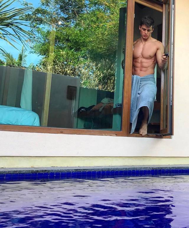 Sexy Men With Absolutely Mesmerizing Looks
