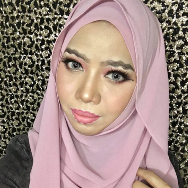 This New Beauty Trend Is For Those Who Like To Do Makeup While Driving