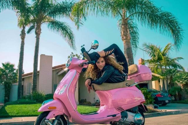 Meet Sofie Dossi 16 Year Old Self Taught Contortionist