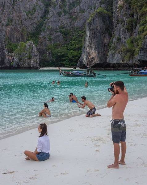 Boyfriends Will Go To Great Lengths To Make That Perfect Instagram Photo For Their Girlfriend