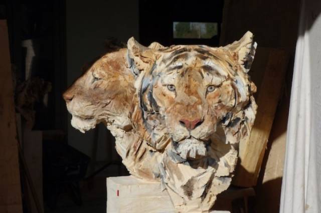 This Artist Does Amazing Stuff With His Chainsaw!