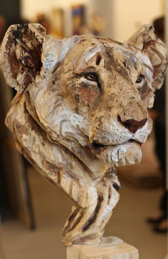 This Artist Does Amazing Stuff With His Chainsaw!