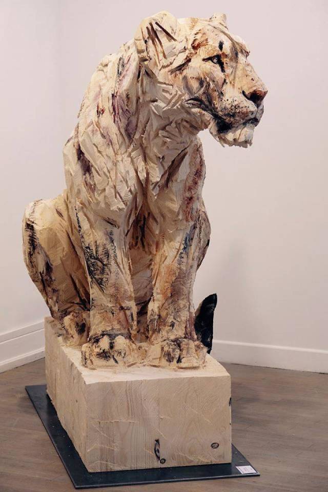 This Artist Does Amazing Stuff With His Chainsaw!