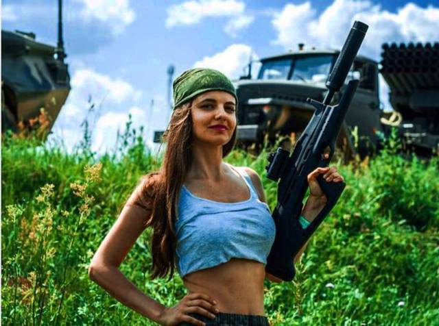 russian_military_spokeswoman_couldve_posted_her_nude_selfie_in_a_wrong_place_640_04.jpg