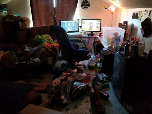 This “World Of Warcraft” Streamer Obviously Doesn’t Have Time For Cleaning