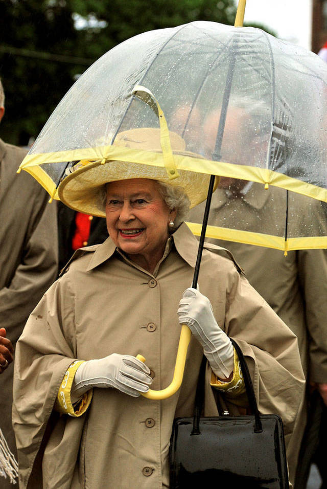 Queen Elizabeth Always Matches Her Outfits!