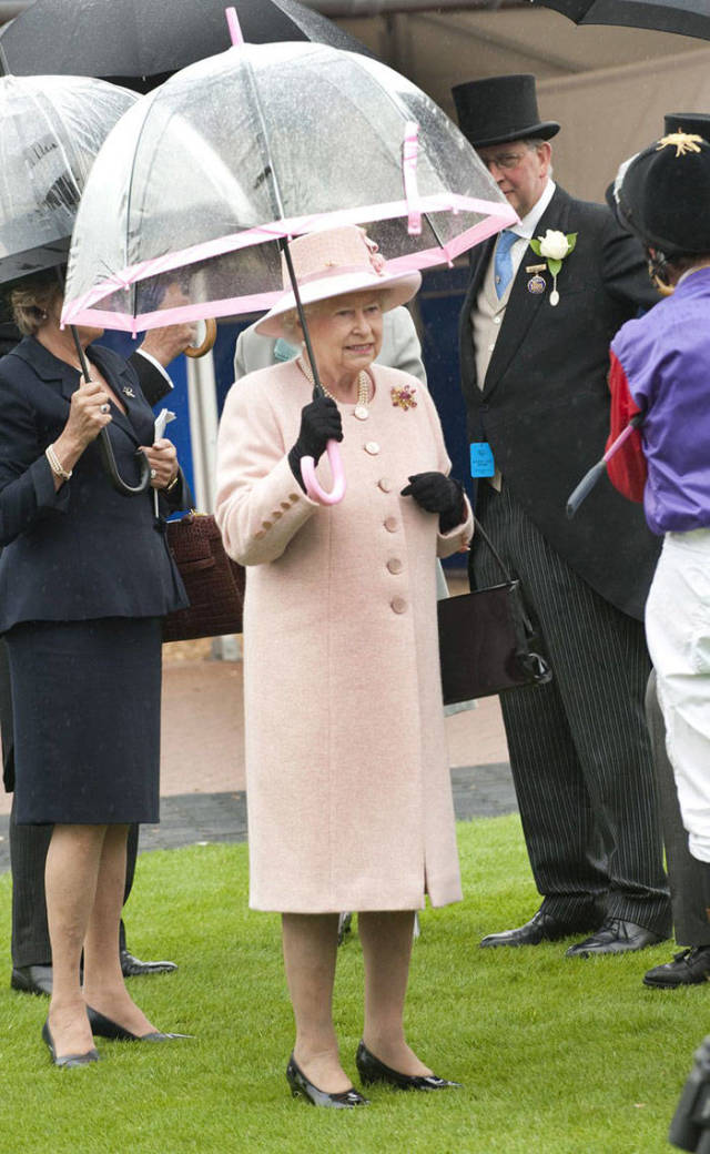 Queen Elizabeth Always Matches Her Outfits!