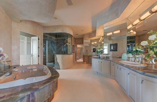 Take A Look At Eddie Murphy’s $10 Million Northern California Mansion That’s Currently On Sale