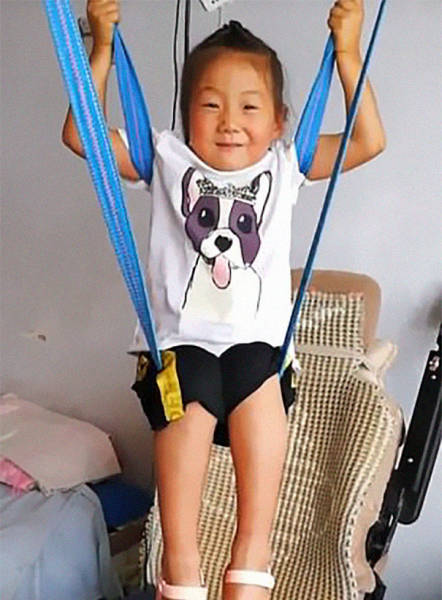 Wife Has Left This Chinese Man After He Got Paralyzed, But His 6-Year-Old Daughter Has Not