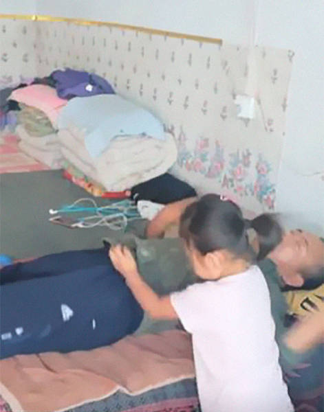 Wife Has Left This Chinese Man After He Got Paralyzed, But His 6-Year-Old Daughter Has Not