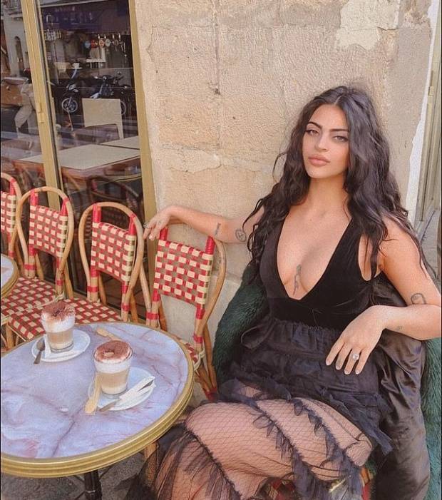 Because Of Her Sexy Dress This Australian Blogger Wasn’t Allowed To Enter Louvre