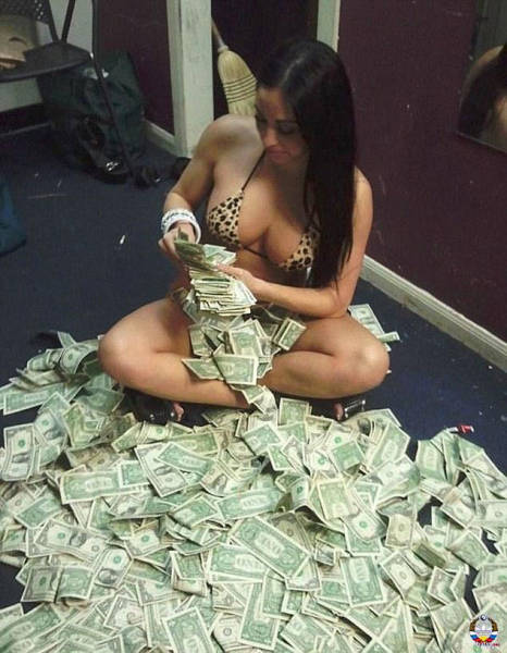 Do You Think These Strippers Bathing In Banknotes Are Really That Rich?