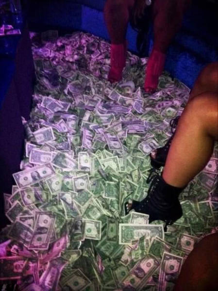 Do You Think These Strippers Bathing In Banknotes Are Really That Rich?