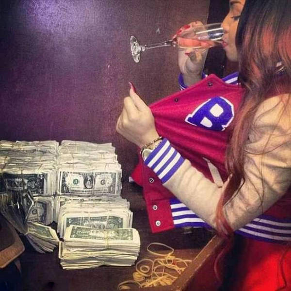 Do You Think These Strippers Bathing In Banknotes Are Really That Rich?