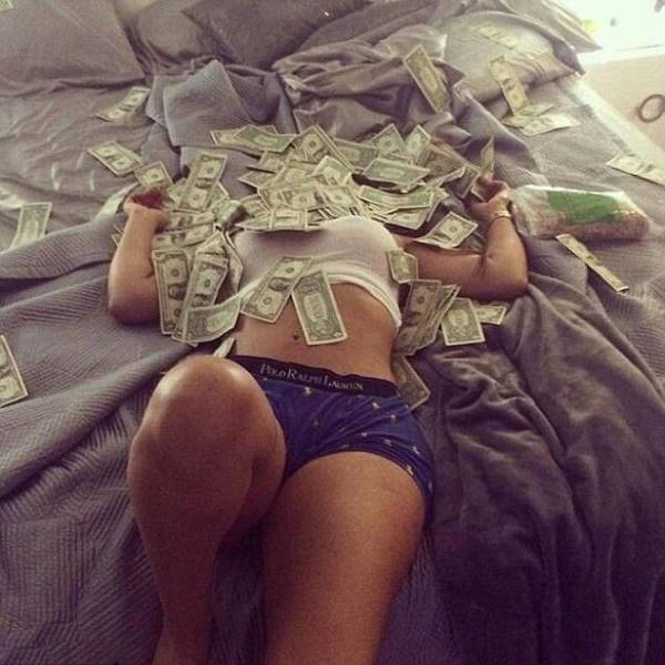Do You Think These Strippers Bathing In Banknotes Are Really That Rich?