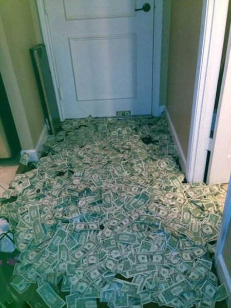 Do You Think These Strippers Bathing In Banknotes Are Really That Rich?