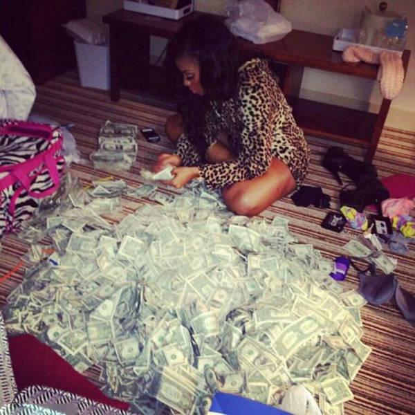 Do You Think These Strippers Bathing In Banknotes Are Really That Rich?
