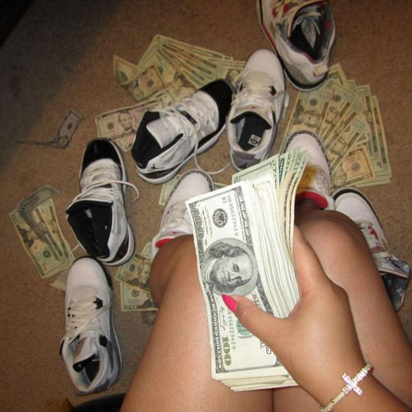 Do You Think These Strippers Bathing In Banknotes Are Really That Rich?