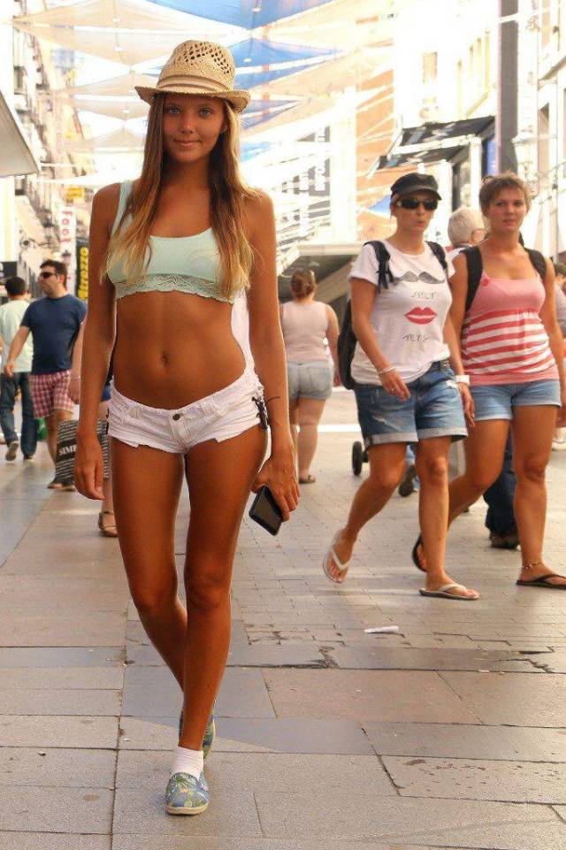 Beautiful And Sexy Girls Spotted In The Street 47 Pics