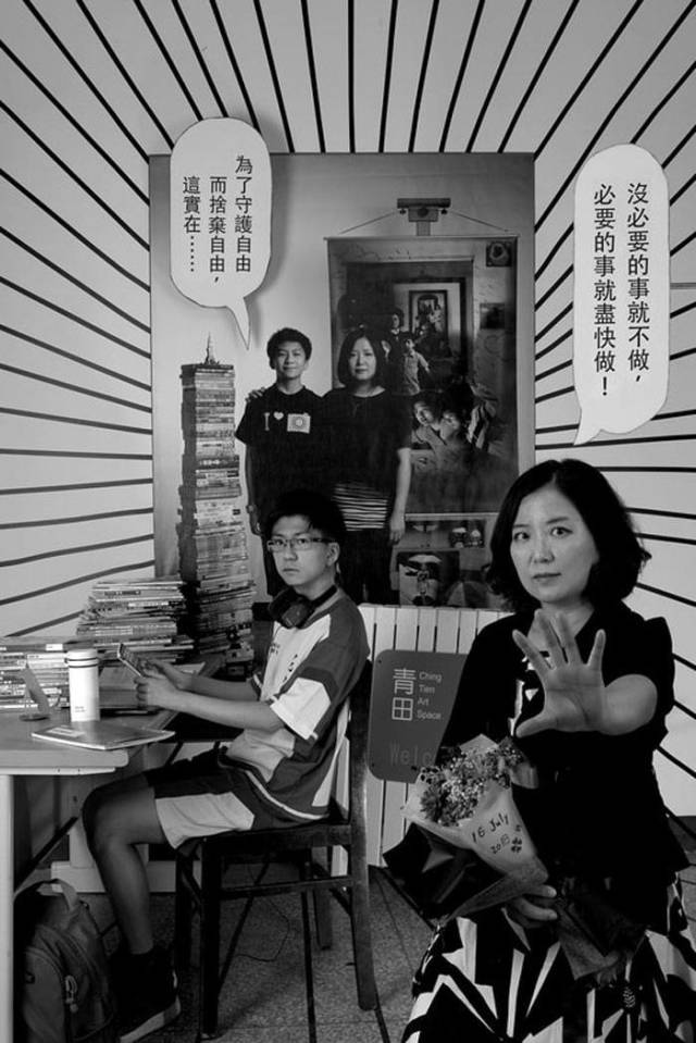 Mother Takes Photos Of Herself With Her Son For 17 Years Straight In A Powerful Project