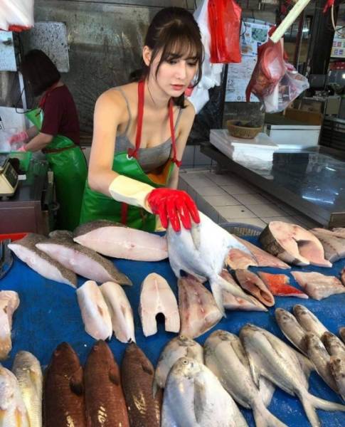 Taiwanese Model Helps Her Mother Sell Fish And Becomes Extremely Popular On The Internet