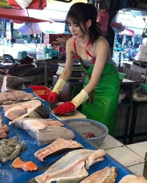 Taiwanese Model Helps Her Mother Sell Fish And Becomes Extremely Popular On The Internet