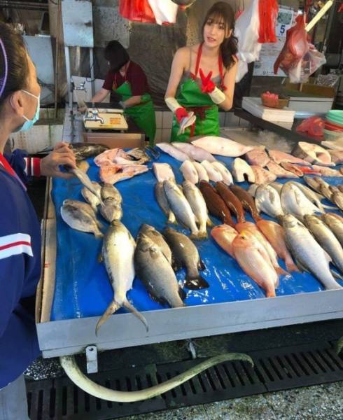 Taiwanese Model Helps Her Mother Sell Fish And Becomes Extremely Popular On The Internet