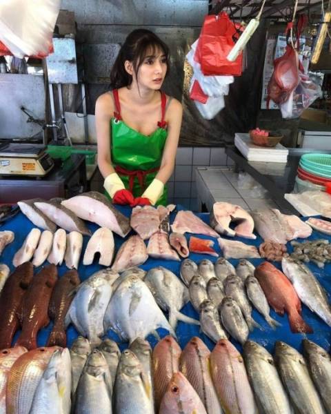 Taiwanese Model Helps Her Mother Sell Fish And Becomes Extremely Popular On The Internet