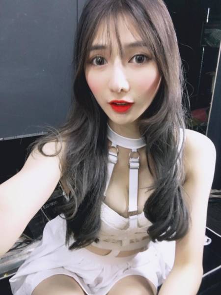 Taiwanese Model Helps Her Mother Sell Fish And Becomes Extremely Popular On The Internet