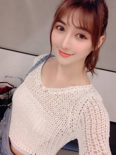 Taiwanese Model Helps Her Mother Sell Fish And Becomes Extremely Popular On The Internet