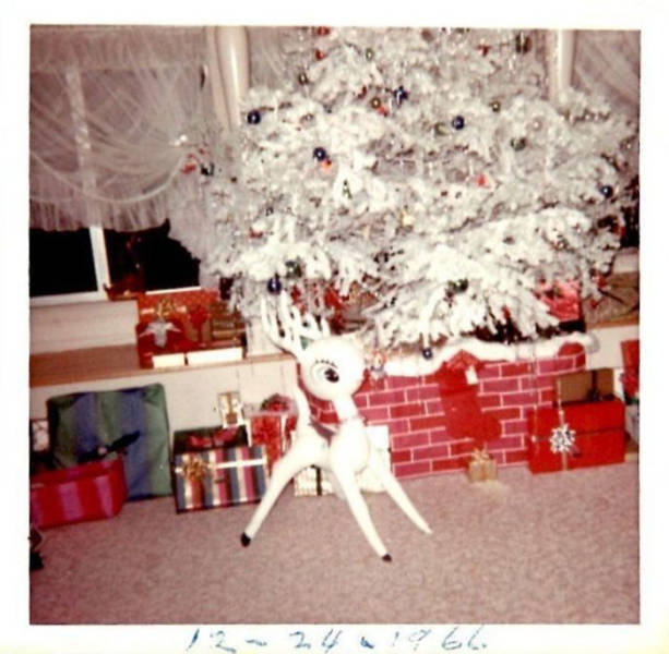 Christmas Décor Was Kinda Different Back In The 50’s And 60’s